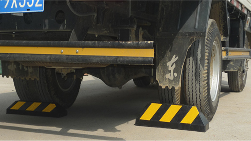 Cục chặn bánh xe cao su