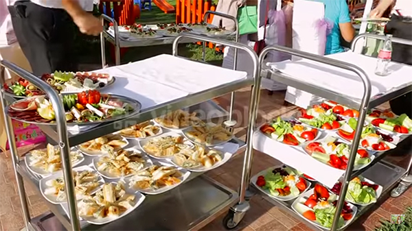 Công dụng của xe đẩy thức ăn inox