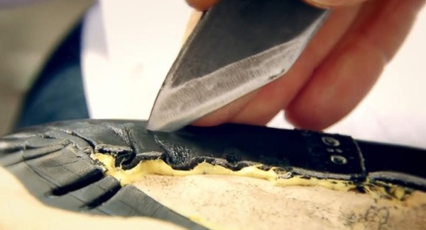 Cách tẩy keo dán dính trên giày