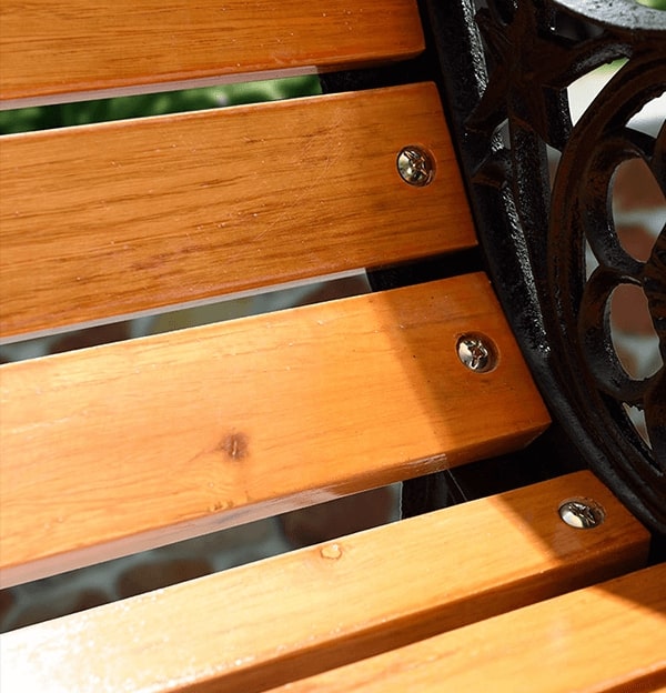 Nan gỗ và khung ghế chắc chắn liên kết bằng lục giác inox không han gỉ, chắc chắn