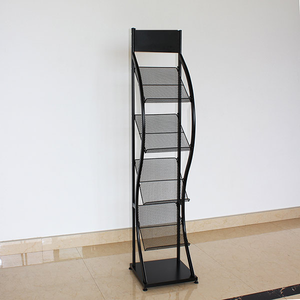 Kệ đựng sách báo tạp chí nơi tiền sảnh khách sạn