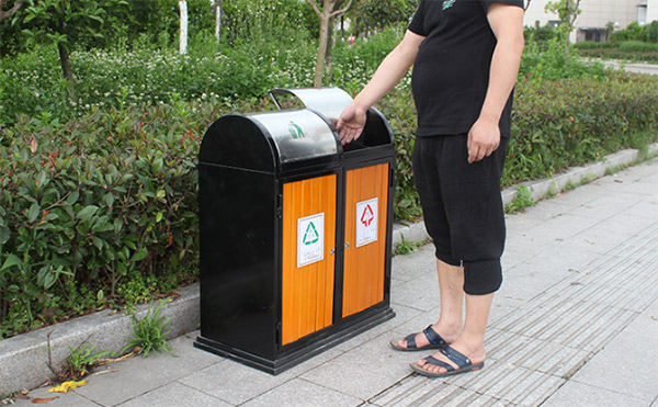 Kiểu dáng nắp lật rất dễ để người dùng xả rác