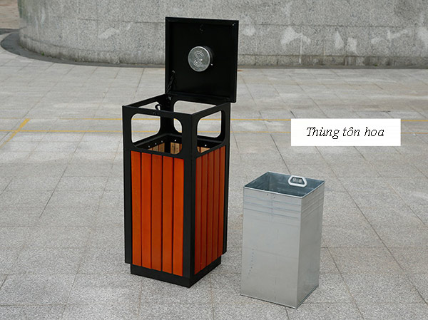 Vỏ thùng và thùng chứa rác tôn hoa bên trong