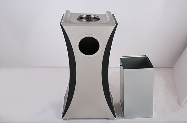 Thùng đựng rác có dung tích lớn nên chứa được nhiều rác 1 lúc