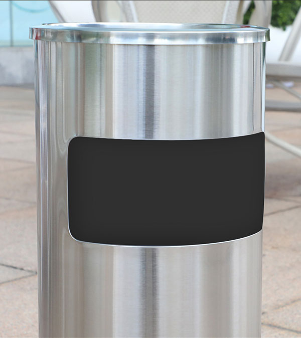 Cửa xả rác hở nên thuận tiện cho việc bỏ rác