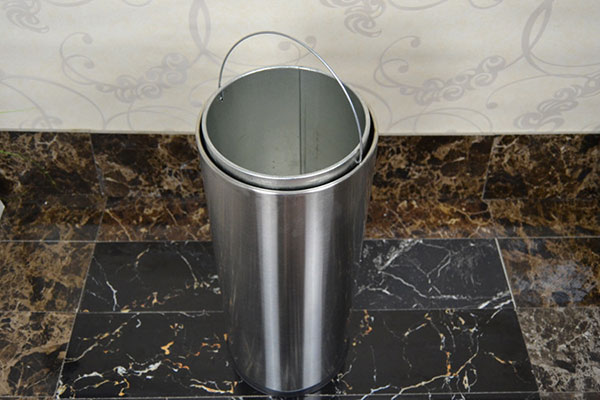 Ảnh thật thùng rác gạt tàn thuốc