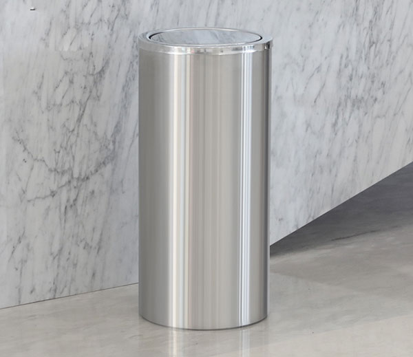 Thùng rác inox nắp lật với gam màu trắng nổi bật