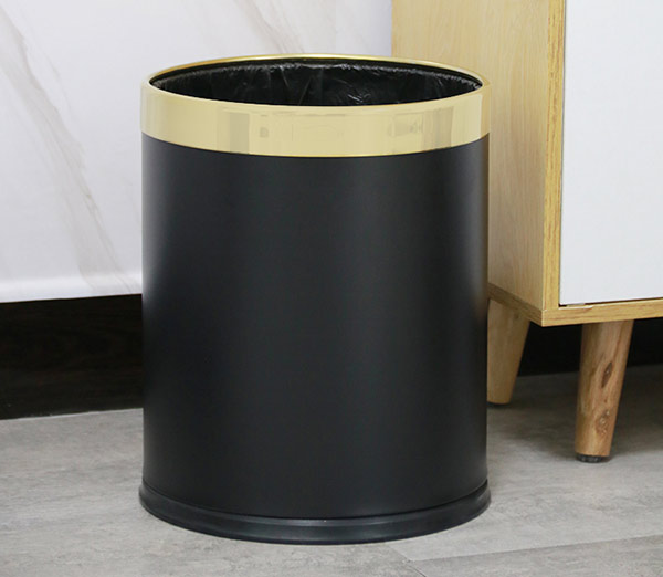 Viền Inox sáng bóng màu vàng nổi bật so với màu đen thân thùng