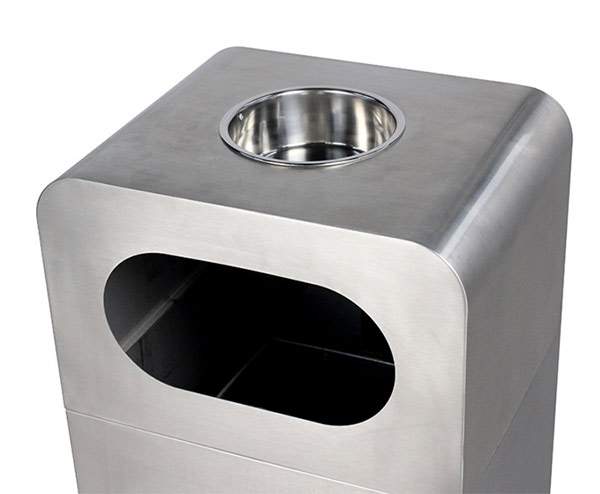 Cận cảnh khay đựng tàn thuốc lá thiết kế ở nắp thùng rác