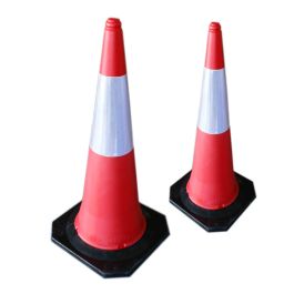 Cọc tiêu giao thông nhựa đế đen