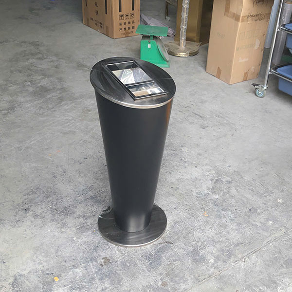Thùng rác thép đen có gạt tàn trang trí