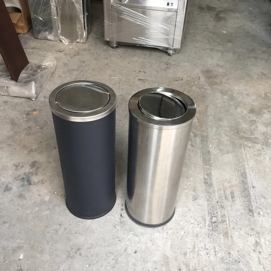 Thùng rác inox trắng đen nắp lật thanh lý