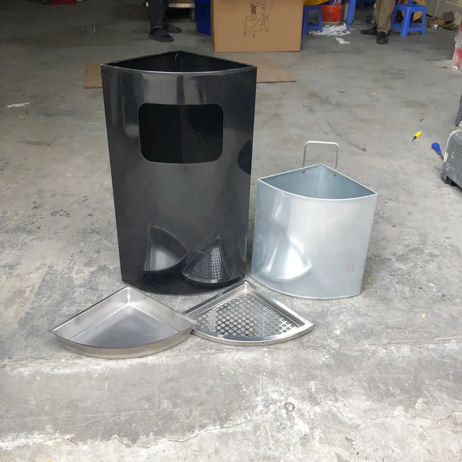 Thanh lý thùng rác gạt tàn đặt góc