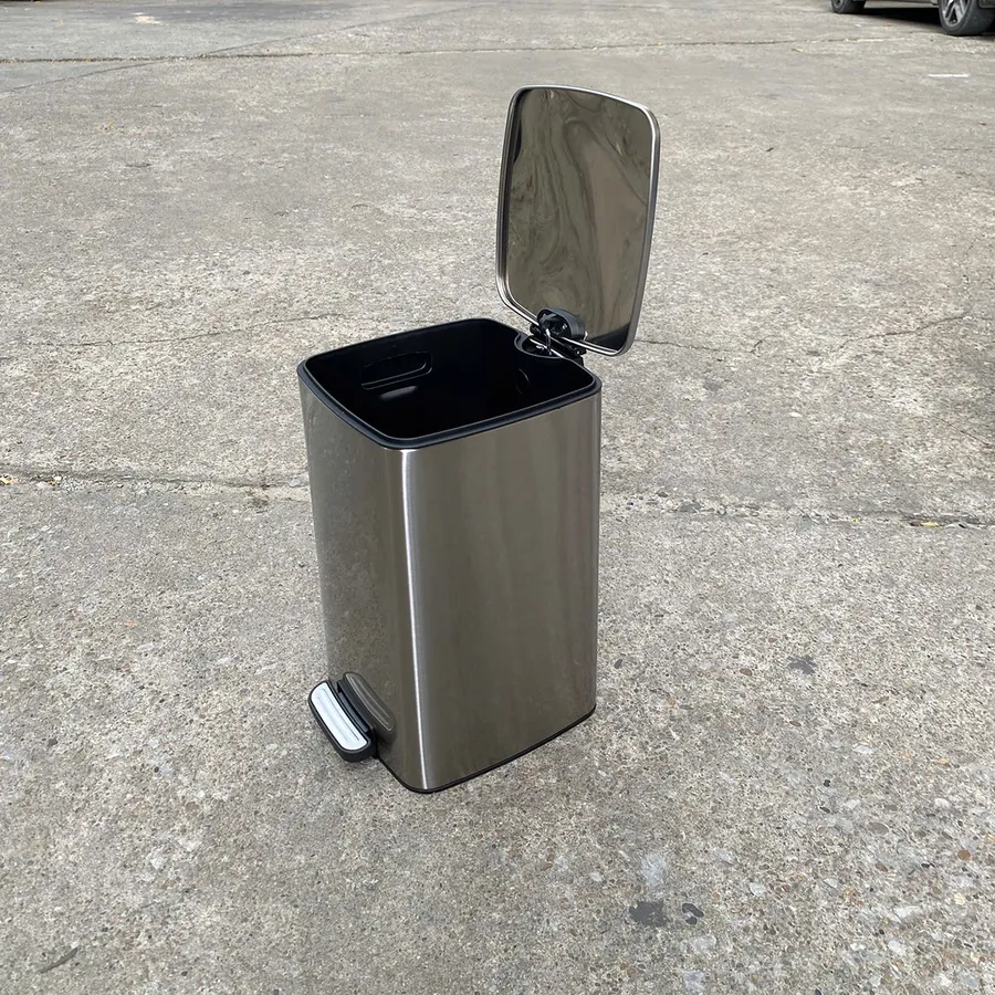Thanh lý thùng rác inox 12L đạp chân vuông