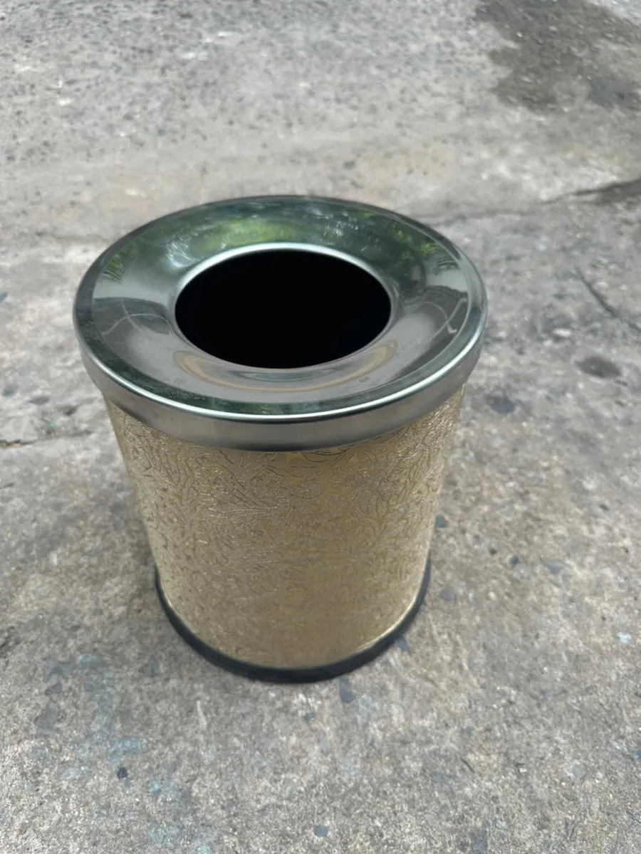 Hình ảnh thực tế thùng rác bọc giả da in hoa vàng