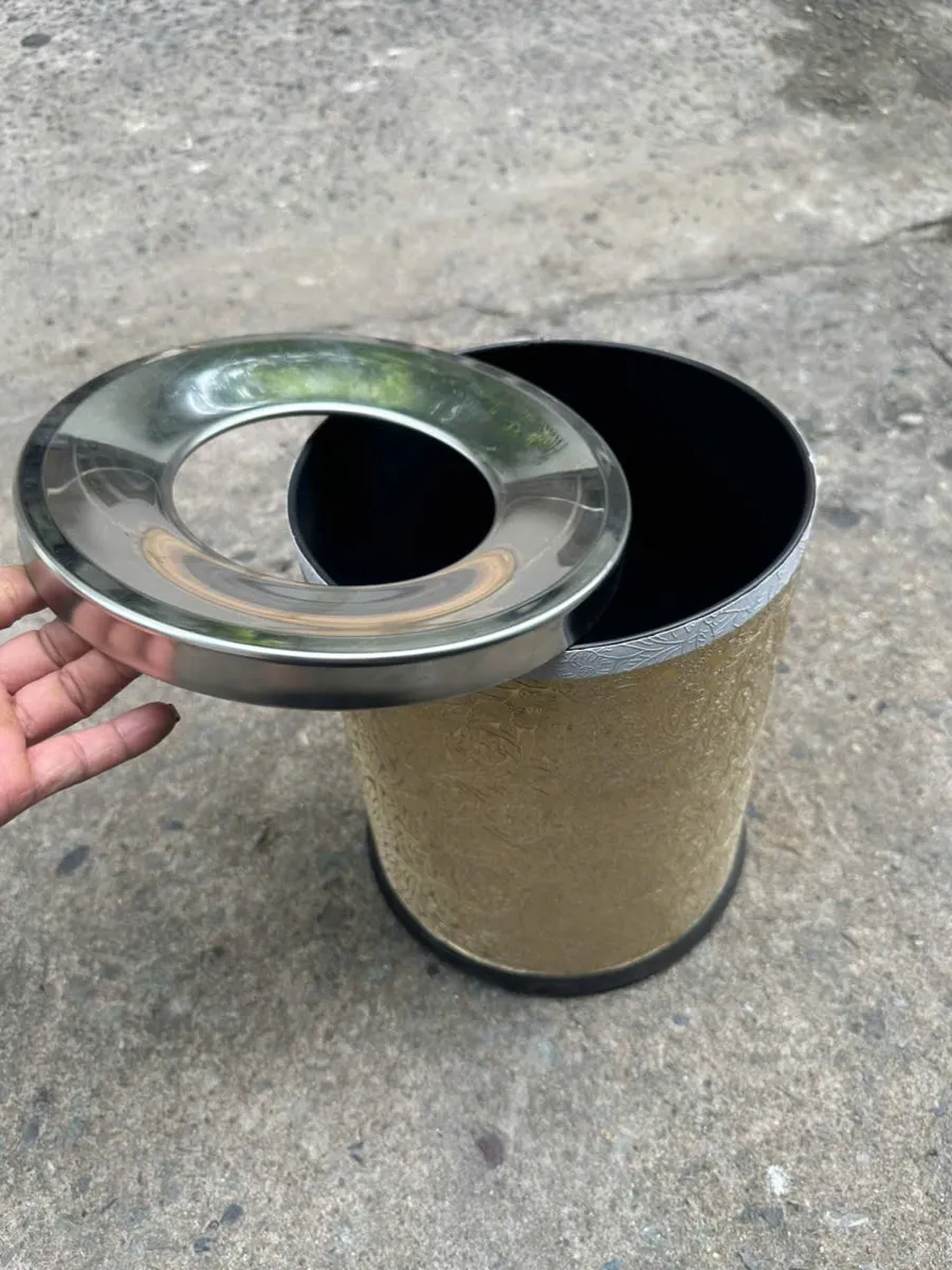 Hình ảnh thực tế thùng rác bọc giả da in hoa vàng