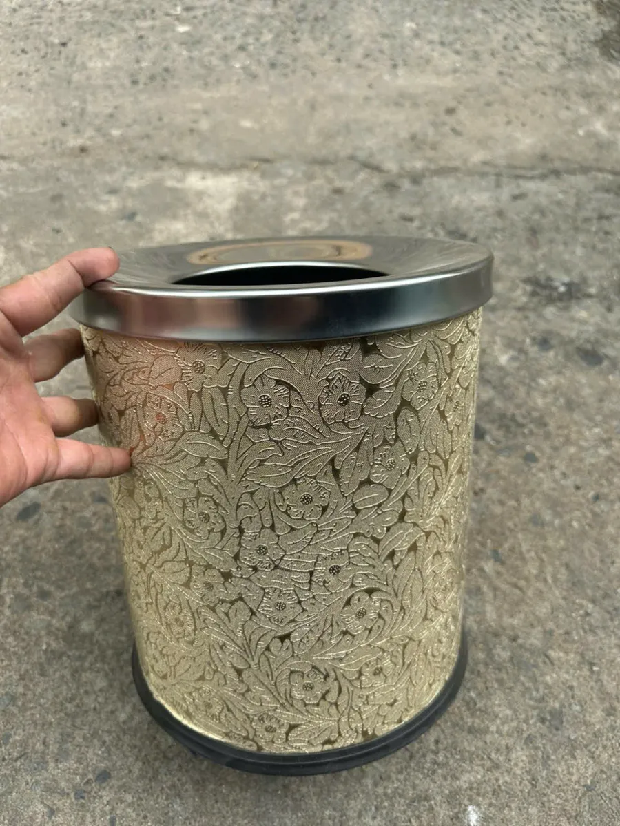 Hình ảnh thực tế thùng rác bọc giả da in hoa vàng