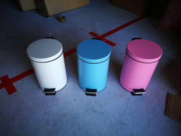 Thùng rác sơn màu kiểu dáng đạp chân tại kho Hành Tinh Xanh