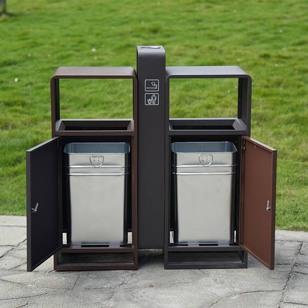 Thùng tôn hoa chứa rác bên trong