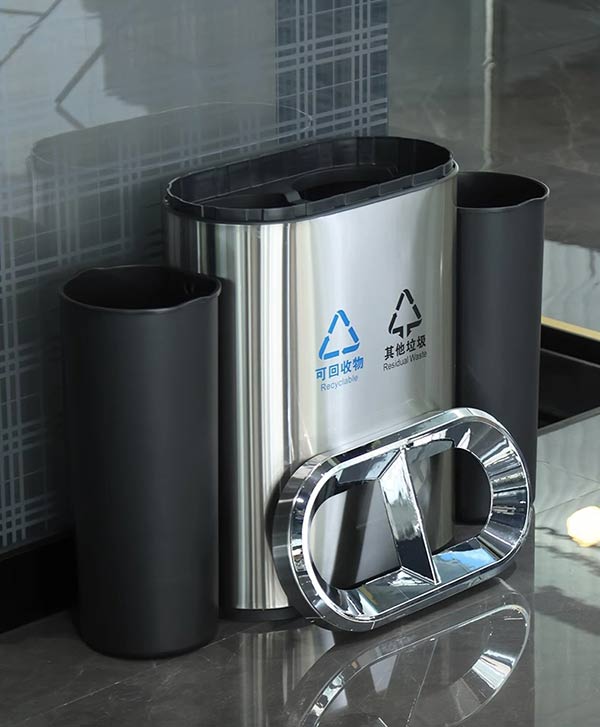 Cấu tạo thùng rác 2 ngăn: Vỏ thùng, 2 thùng nhựa và nắp đậy