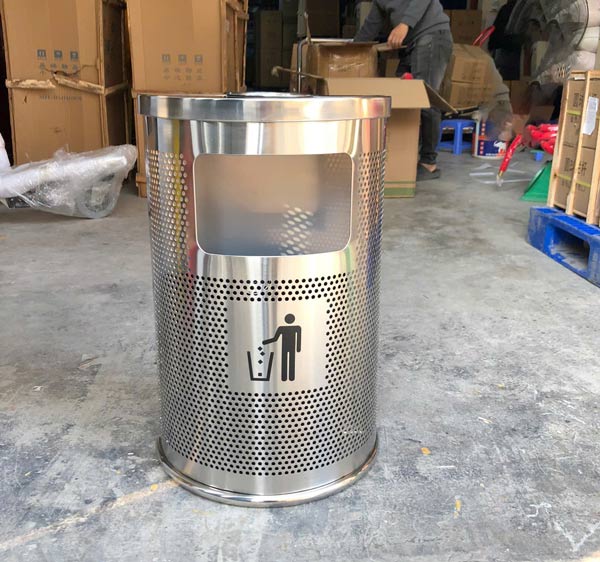 Thùng rác inox bán nguyệt có gạt tàn