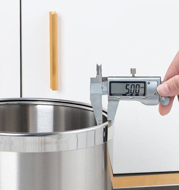 Miệng nắp thùng rác dày dặn, chắc chắn