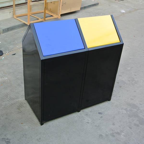 Cận cảnh mặt lưng thùng rác