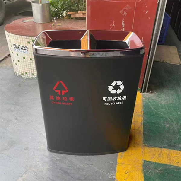 Hình ảnh thùng rác thép sơn tĩnh điện 2 ngăn chụp tại Hành Tinh Xanh