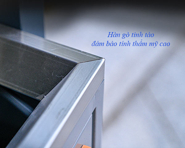 Khung viền thép sơn tĩnh điện được làm cẩn thận không để lại gờ cạnh sắc
