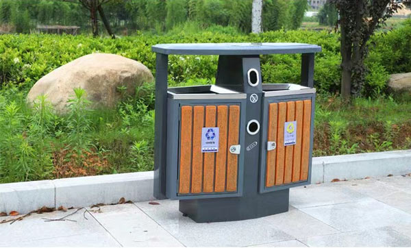 Hình ảnh thùng rác 2 ngăn gỗ nhựa đặt ngoài trời