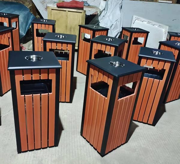 Hình ảnh thật của thùng rác gỗ có gạt tàn thuốc