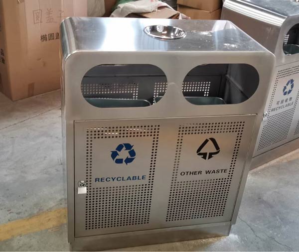 Hình ảnh thùng rác đôi có gạt tàn bằng inox chụp tại kho Hành Tinh Xanh