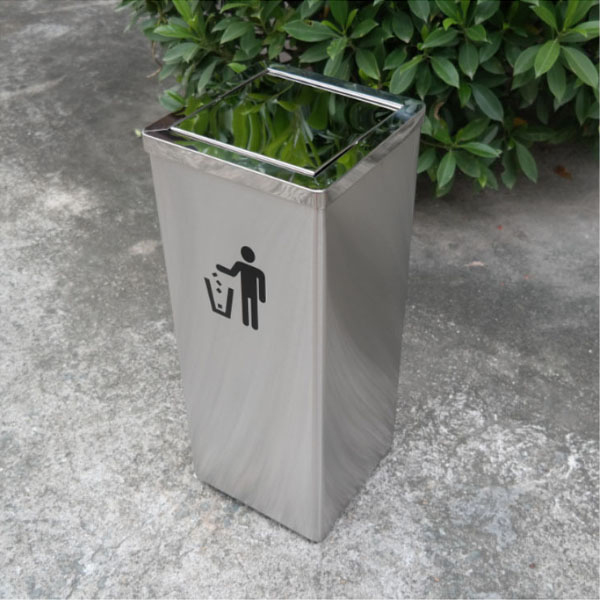 Hình ảnh chụp ở kho của thùng rác vuông nắp bập bênh