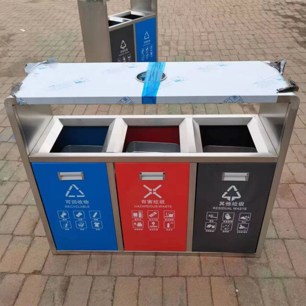 Cận cảnh thùng rác 3 ngăn mái che có sẵn tại Hành Tinh Xanh