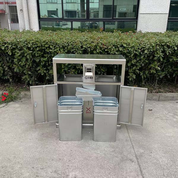 2 thùng tôn hoa đựng rác bên trong