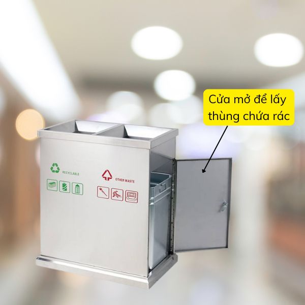 Cửa mở ở bên hông thùng rác ngoài trời, mở ra để lấy thùng tôn hoa chứa rác