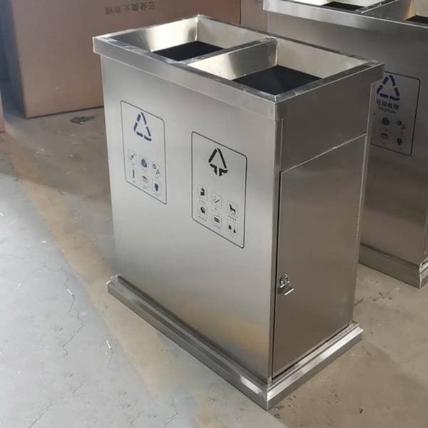 Hình ảnh thùng rác đôi bằng inox được lắp đặt hoàn chỉnh ở kho Hành Tinh Xanh