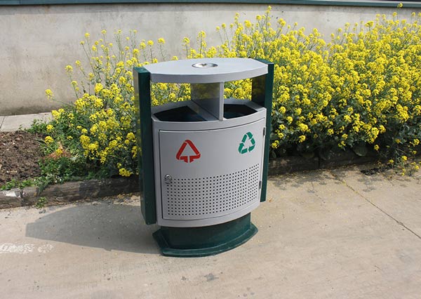 Thùng rác có mái che cùng khay gạt tàn