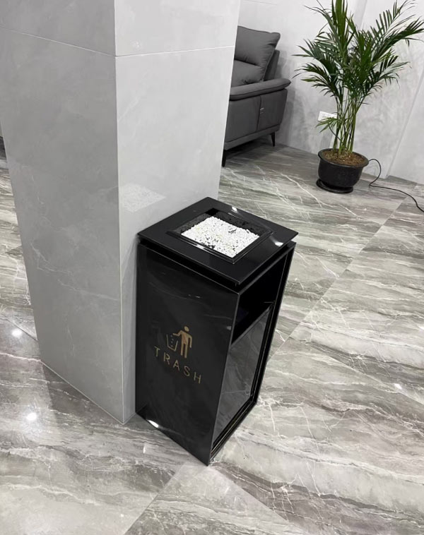 Thùng rác sảnh khách sạn có gạt tàn