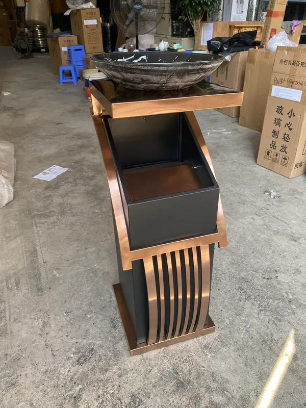 Thùng rác sảnh viền màu đồng khay thủy tinh