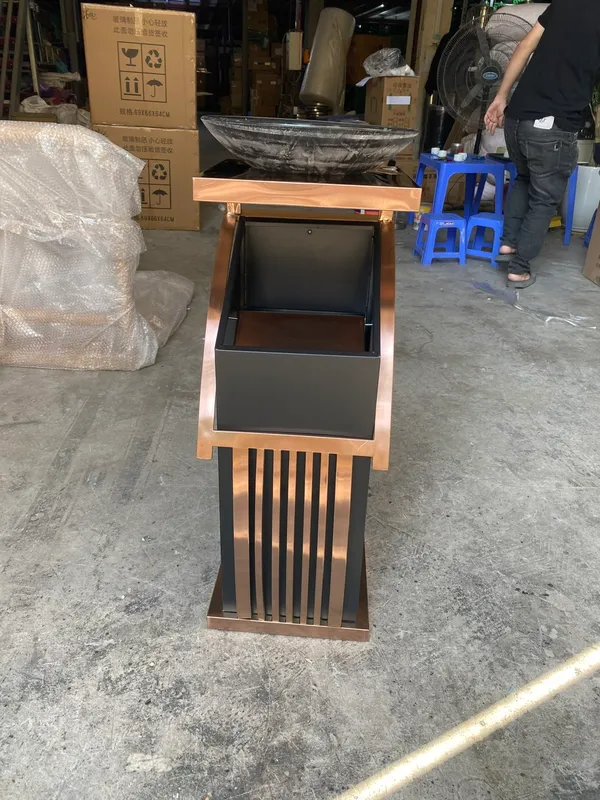 Thùng rác sảnh viền màu đồng khay thủy tinh