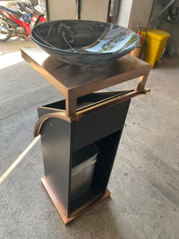 Thùng rác sảnh viền màu đồng khay thủy tinh