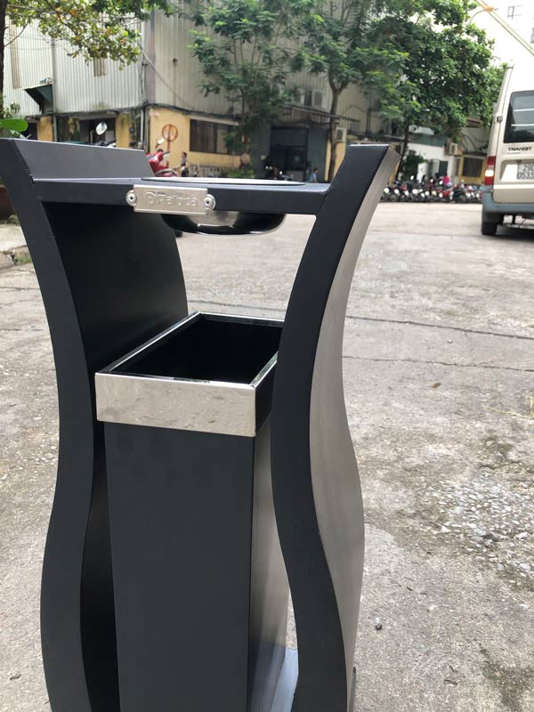 Hình ảnh chụp tại kho của mẫu thùng rác thép có gạt tàn