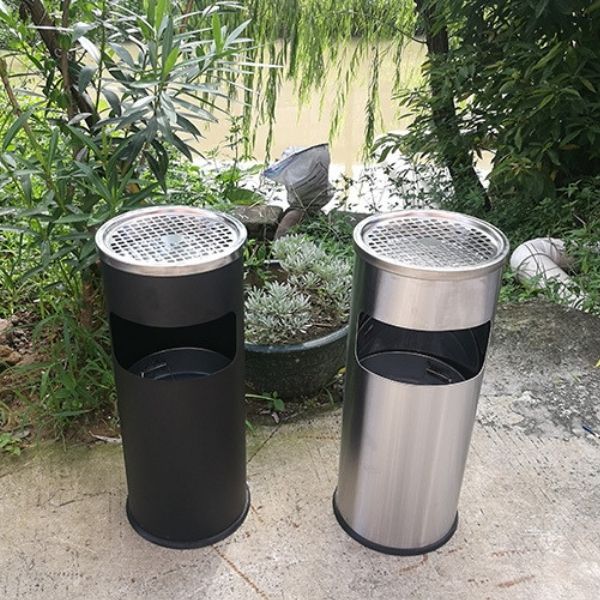 2 mẫu thùng rác trụ tròn có gạt tàn đang bán ở Hành Tinh Xanh