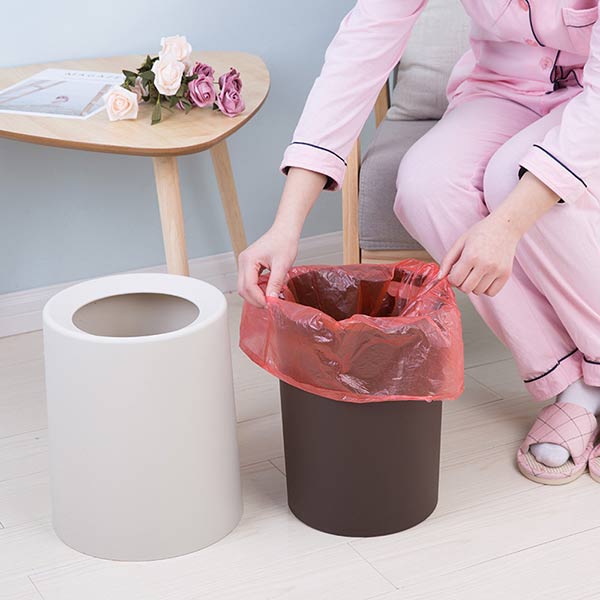 Thêm túi ni-lông vào trong sọt đựng rác để sạch hơn