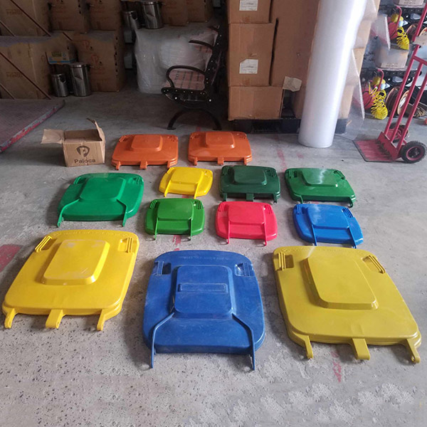 Các nắp thùng rác nhựa có vết trầy xước nhỏ