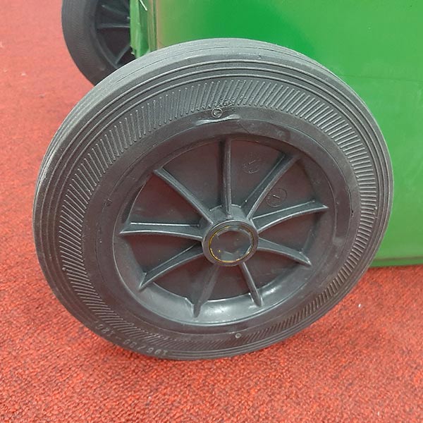 Cận cảnh bánh xe thùng rác đạp chân