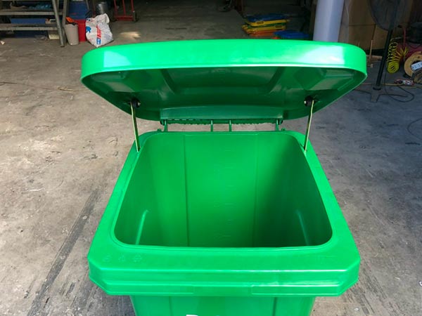 Nắp thùng rác mở bằng cách đạp chân hoặc nhấc quai cầm