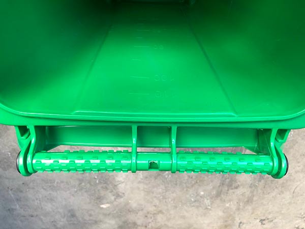 Thiết kế tay cầm để đẩy thùng rác