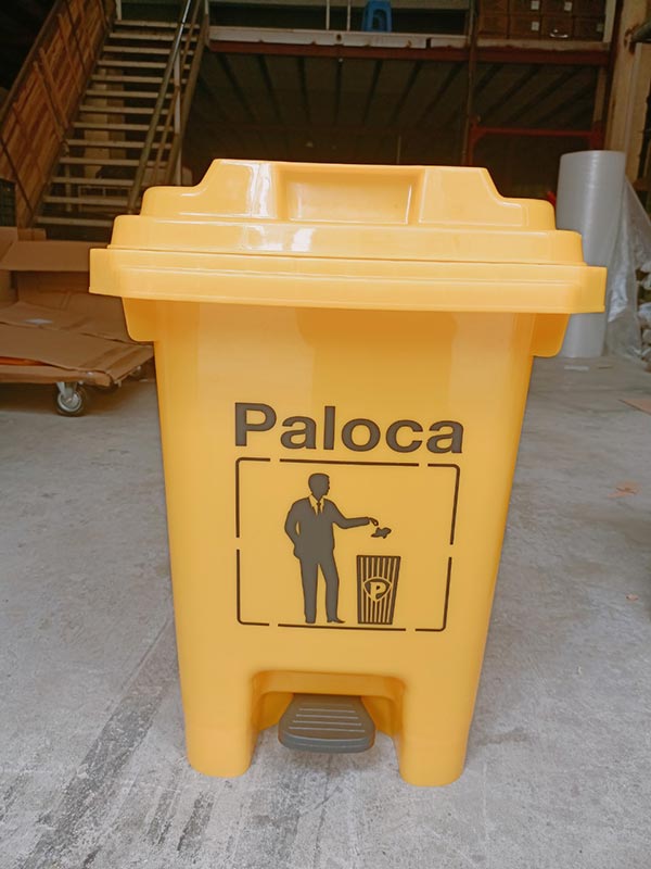 Thùng rác đạp chân màu vàng thường dùng trong lĩnh vực y tế